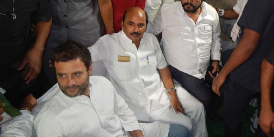 tent fell down in amethi   during rahul gandhi visit