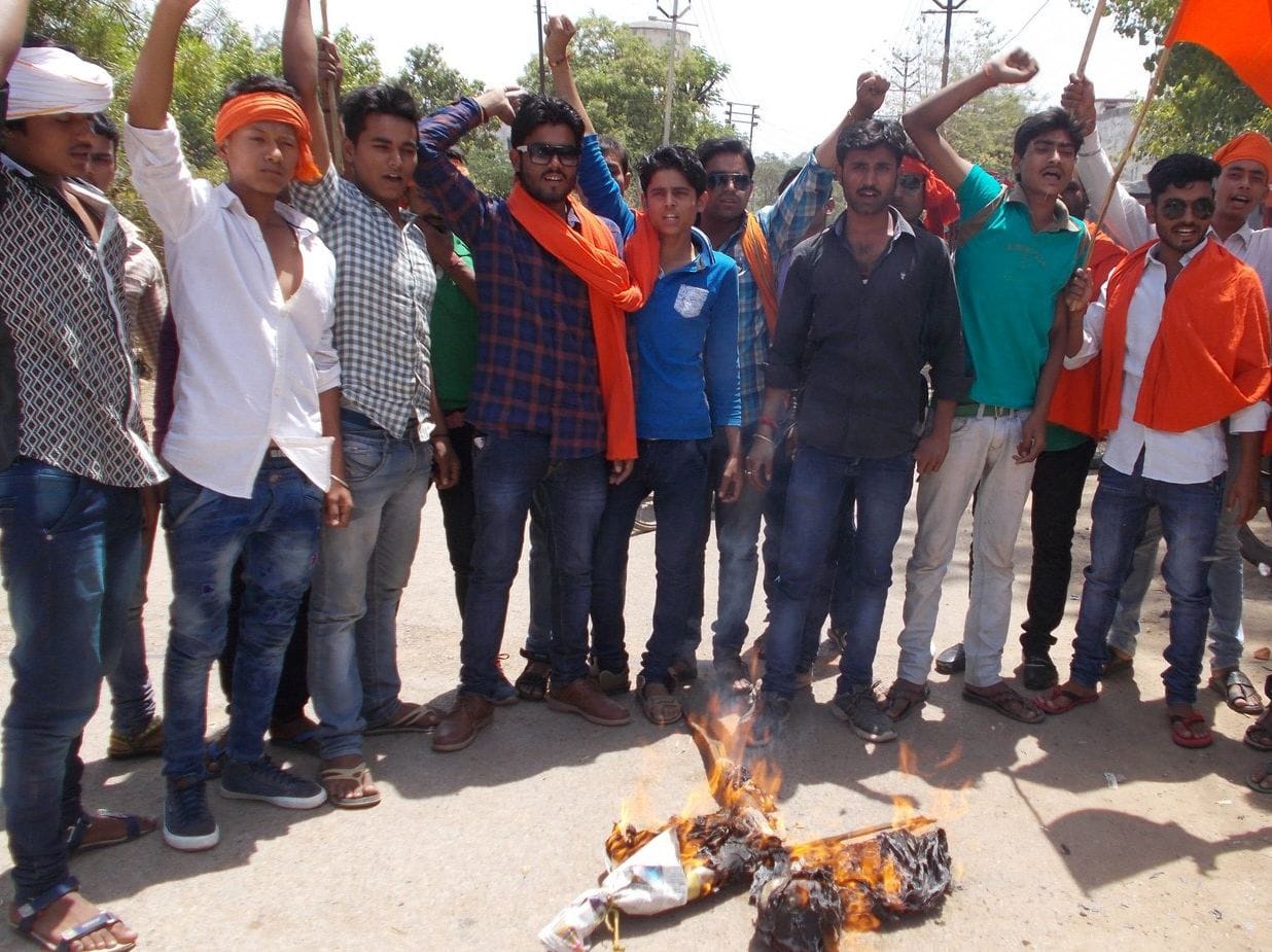 Opposing Xen burnt effigies of power cuts