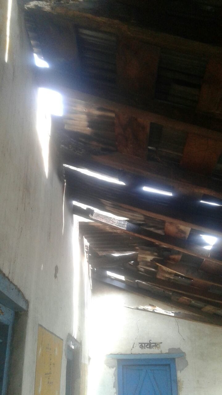 The roof of the school burnt Vnagni