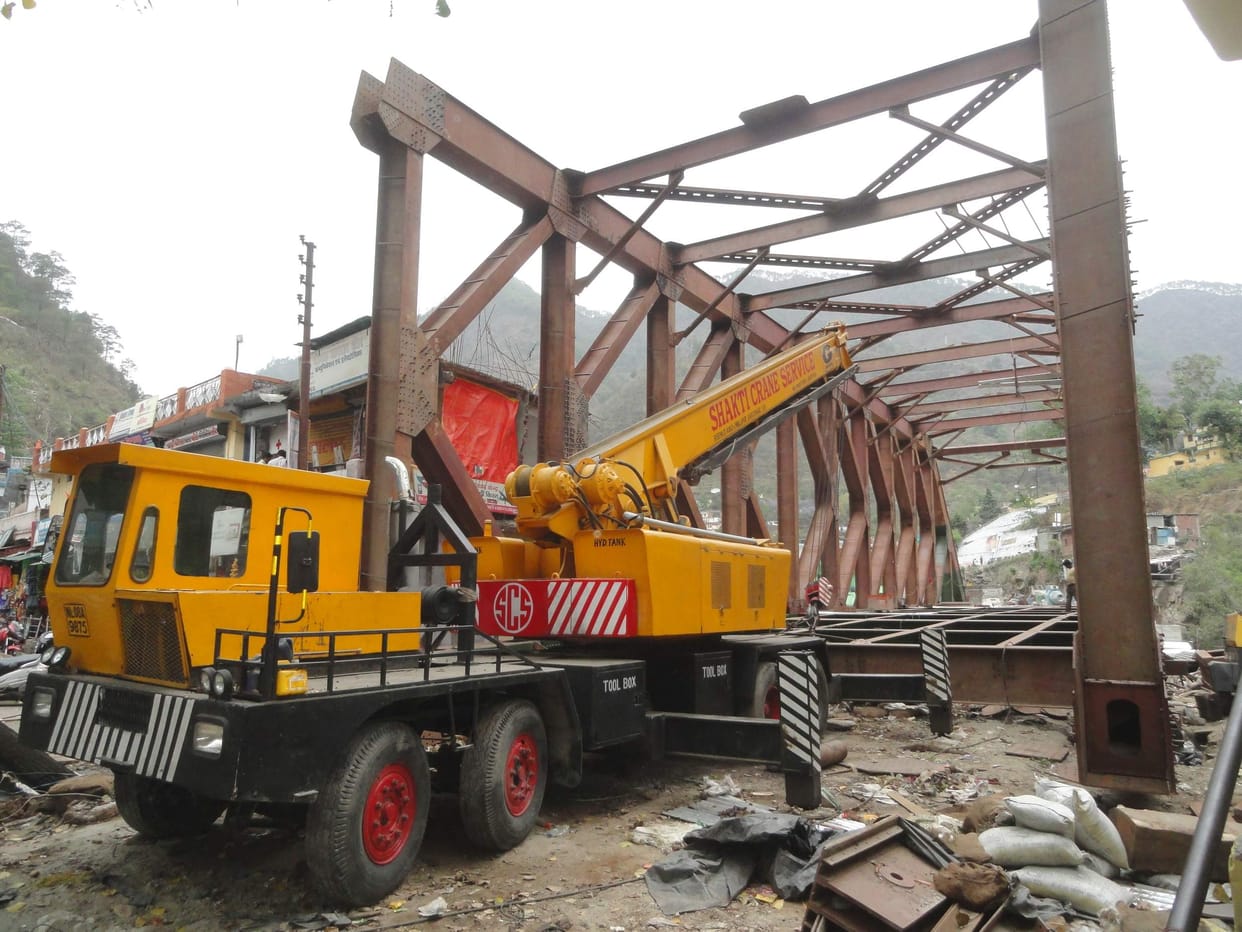 The malfunction of the machines stand in bridge construction