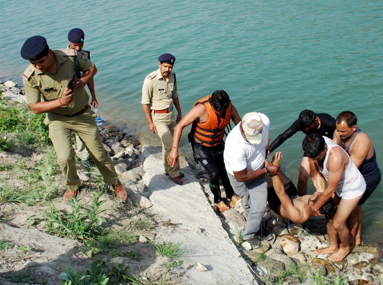 b-tech student dron in ganga 