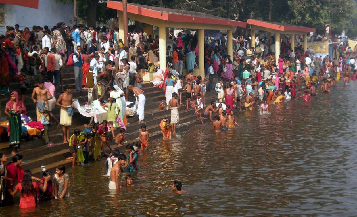 ganga snaan ke lie ganga ghaat par umadee bheed