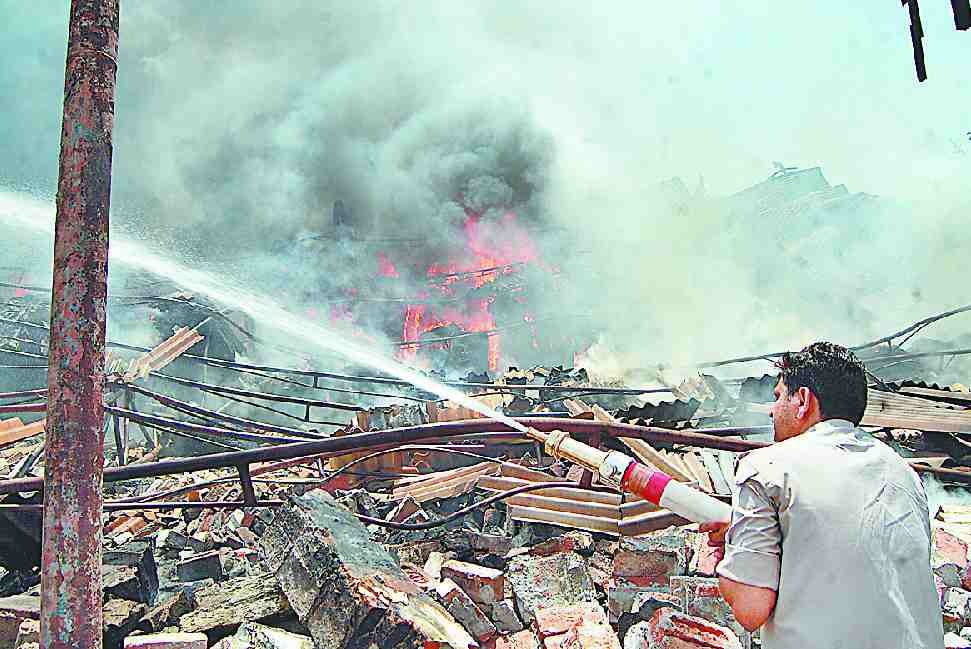 Mattress factory fire, the loss of one crore
