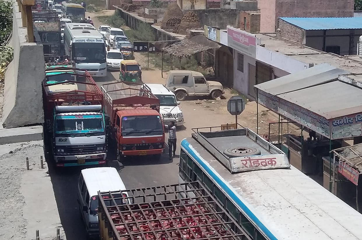 NH-24 was jammed for four hours.
