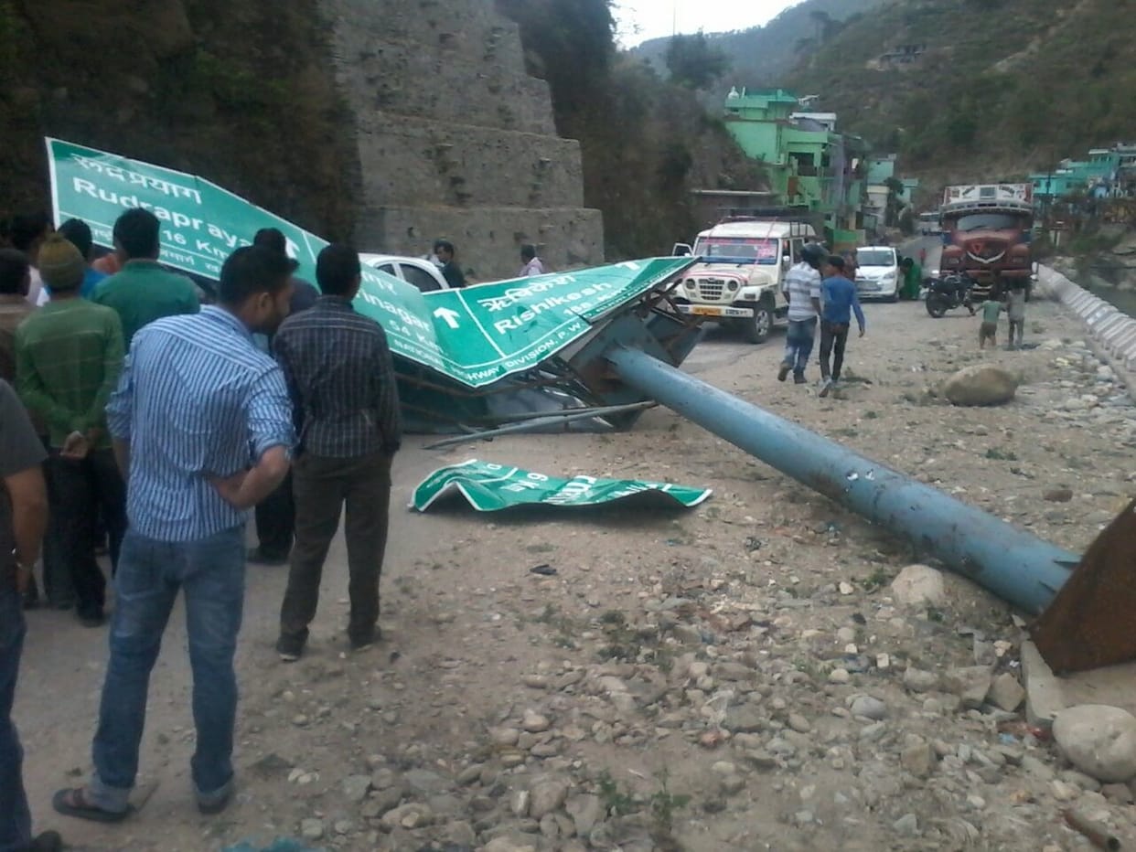 The people on board the vehicle toppled by strong winds, damaged