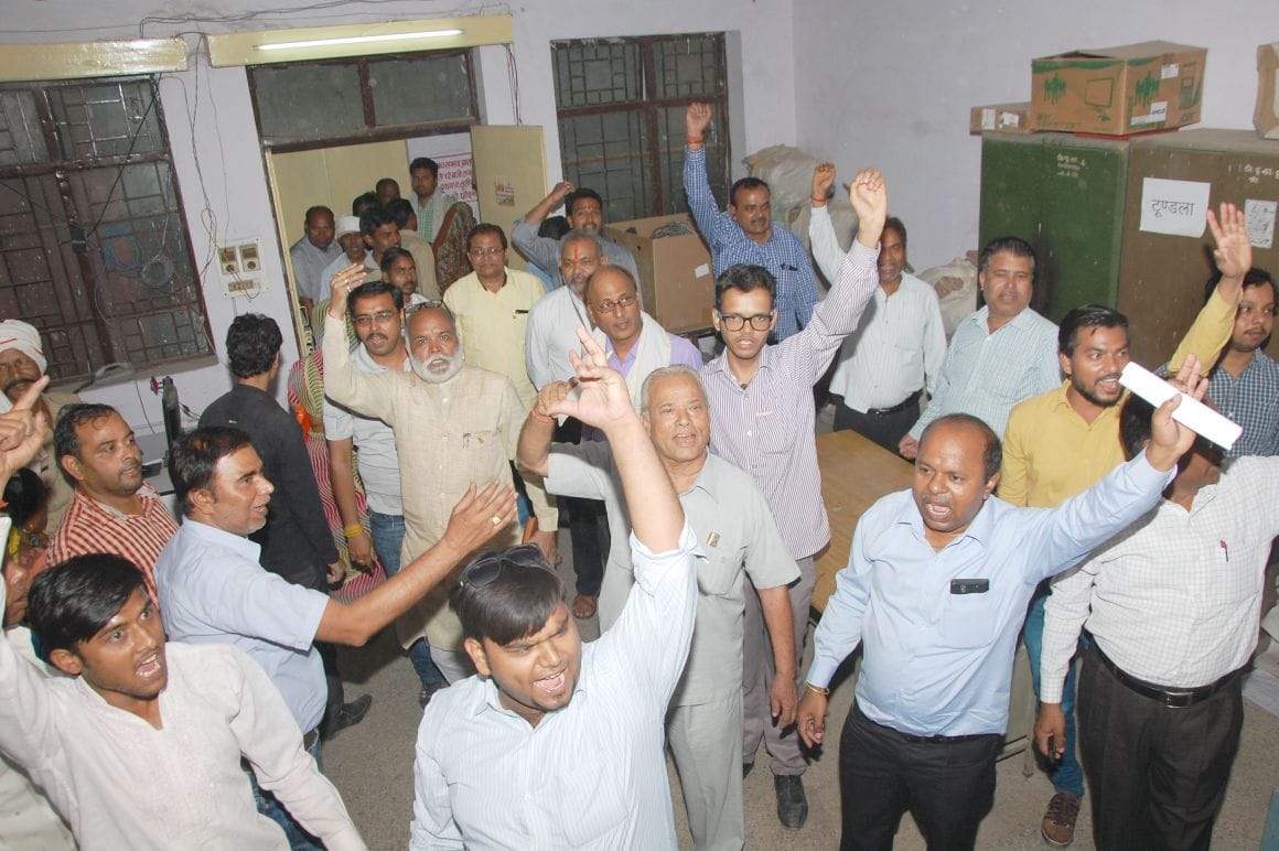 Lawyers and court staff pulls, locks offices