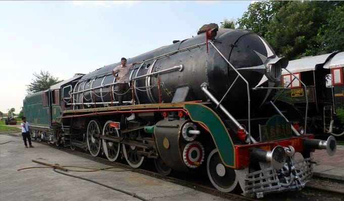 steam engine akbar, samlan khan movie shooting with akbar engine