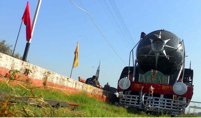 steam engine akbar, samlan khan movie shooting with akbar engine