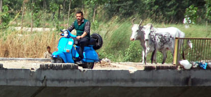 salman on scooter for sultan shooting, sages raised jai ho sultan slogans