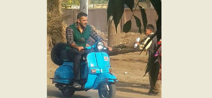 salman on scooter for sultan shooting, sages raised jai ho sultan slogans