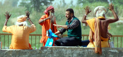 salman on scooter for sultan shooting, sages raised jai ho sultan slogans