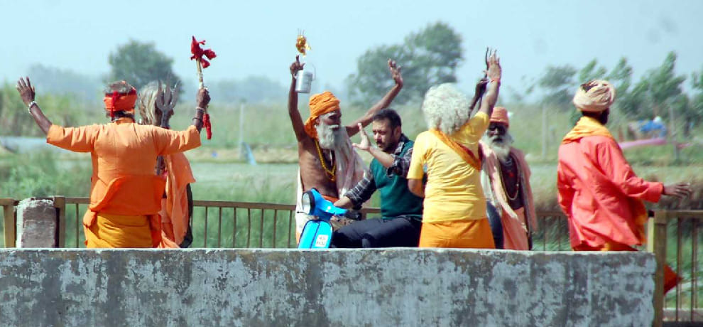 salman on scooter for sultan shooting, sages raised jai ho sultan slogans