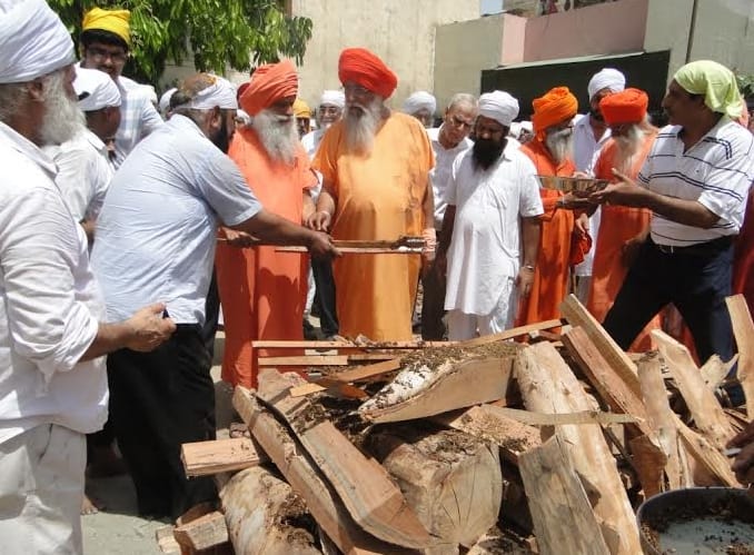 sant amrik dev funeral, nirmal kutia sant funeral, kalpana chawla uncle funeral