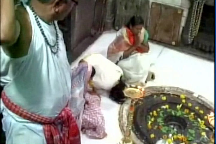 Trupti Desai performs puja at Trimbakeshwar Temple