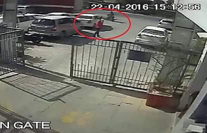 Criminals firing infront of Toyota showroom in Varanasi