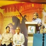 पुणे (खड़की) में भारतीय मजदूर संघ के अधिवेशन को संबोधित करते रक्षा मंत्री। 