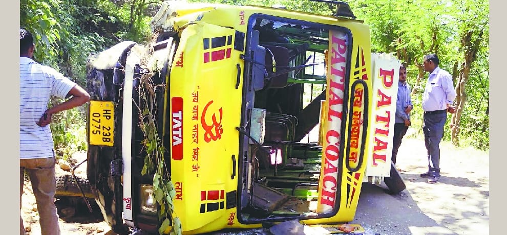 overload bus accident at bilaspur, 32 injured.