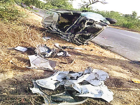 Car and truck collided in the procession returning from two dead
