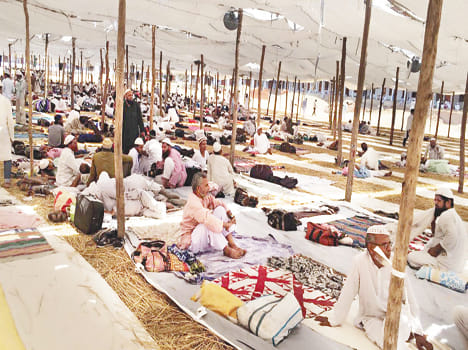 Thousands came to pray for the happiness hand