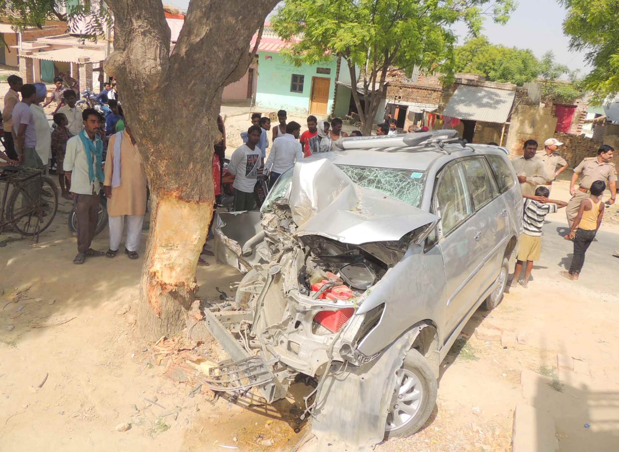  Innova tree crashed into the death of a married