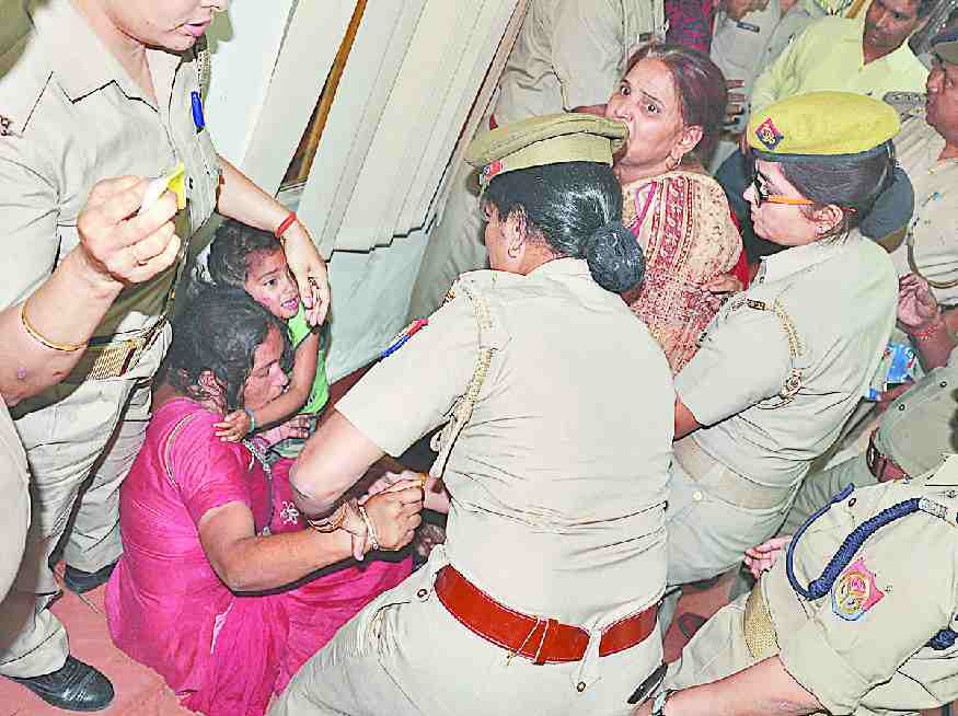 Women came to die, SO, Inspector suspended