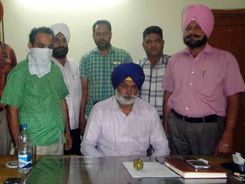 inspector arrest, bribe, vigilance, crime, moga