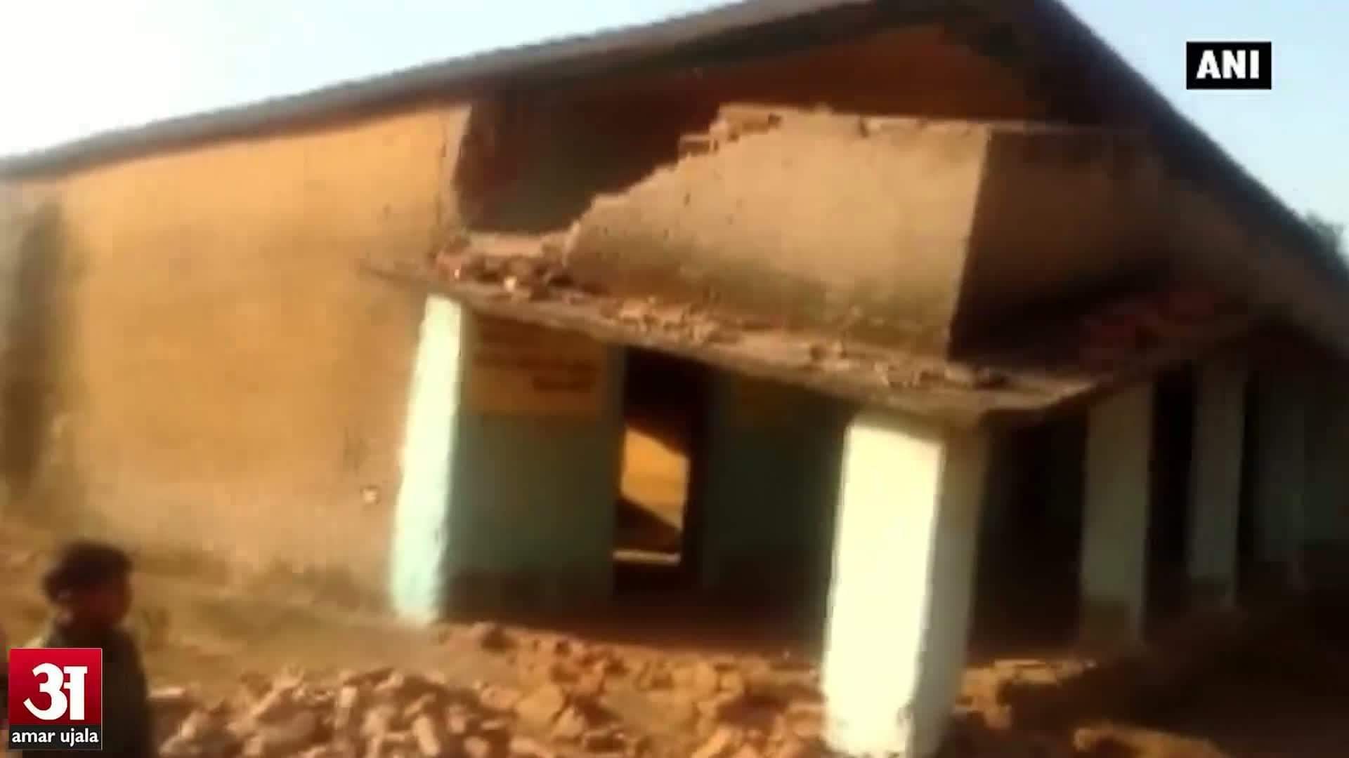 नक्सलियों ने स्कूल को बम से उड़ाया