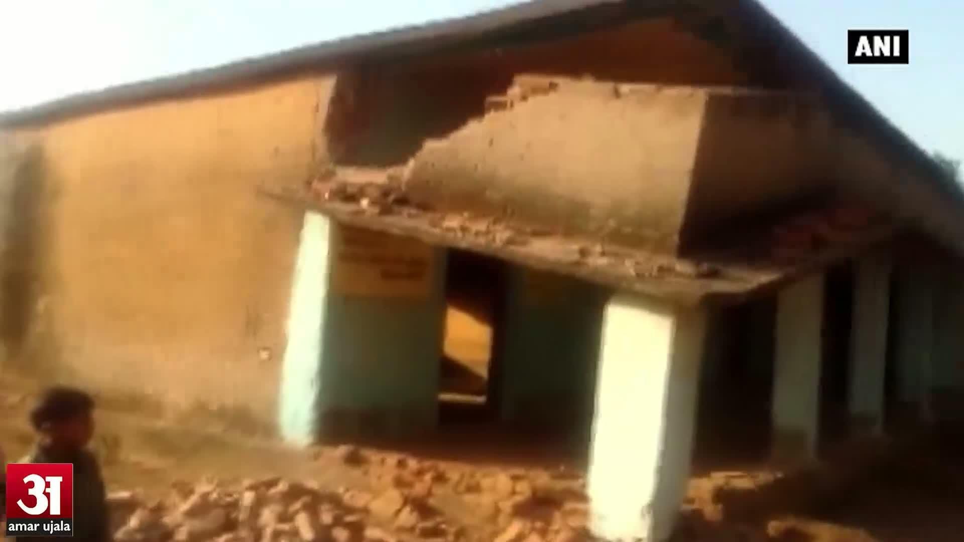 नक्सलियों ने स्कूल को बम से उड़ाया
