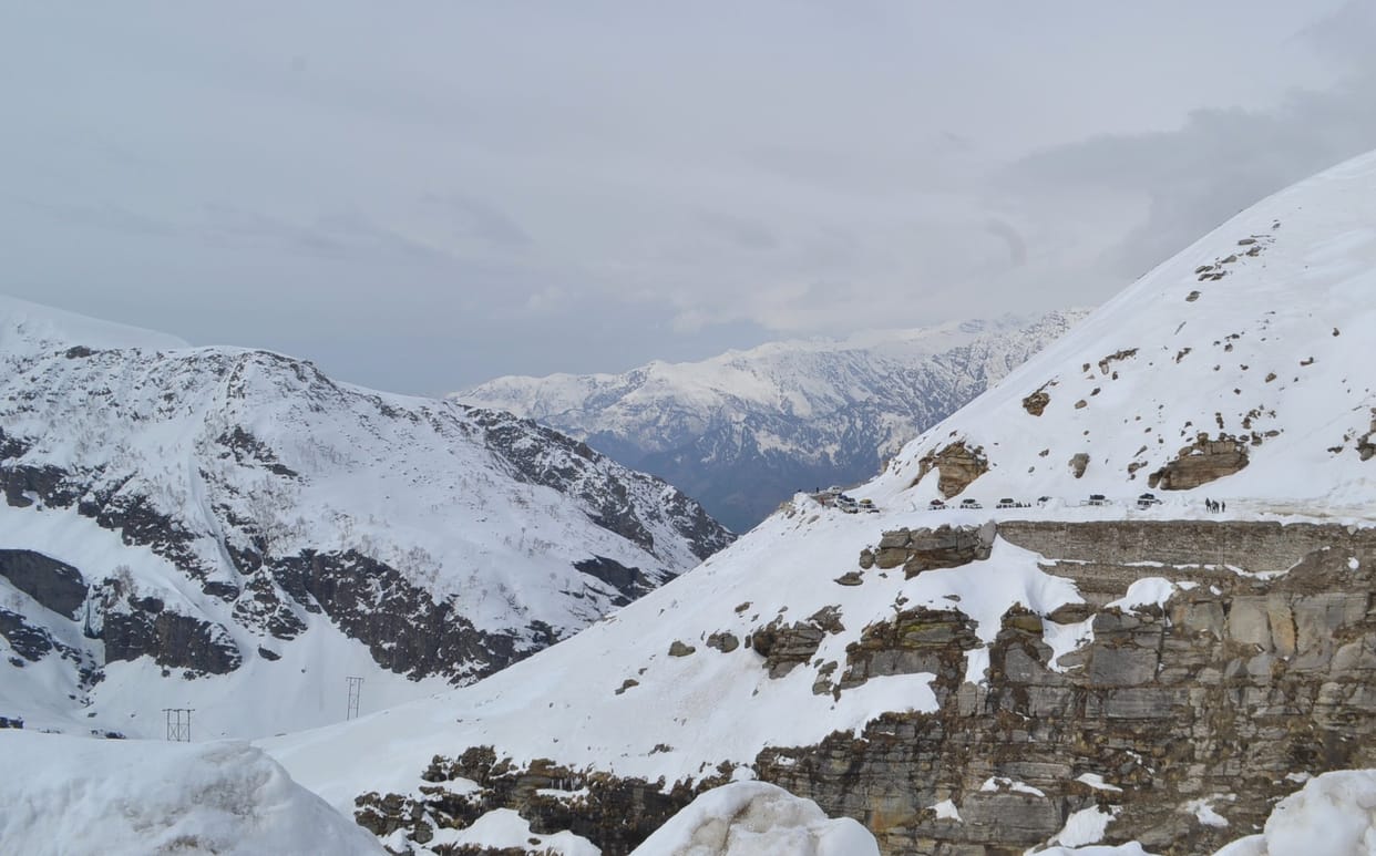 passangers stuck in rohtang pass