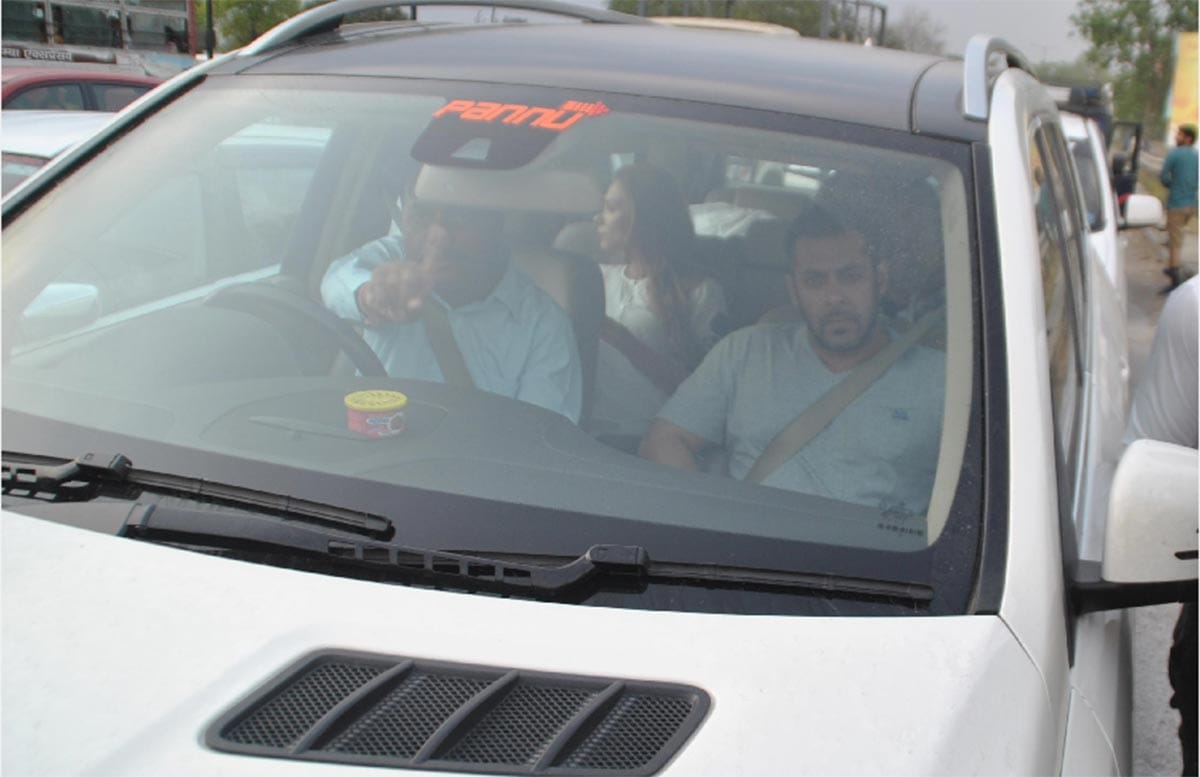 salman khan caught in traffic jam with girlfriend