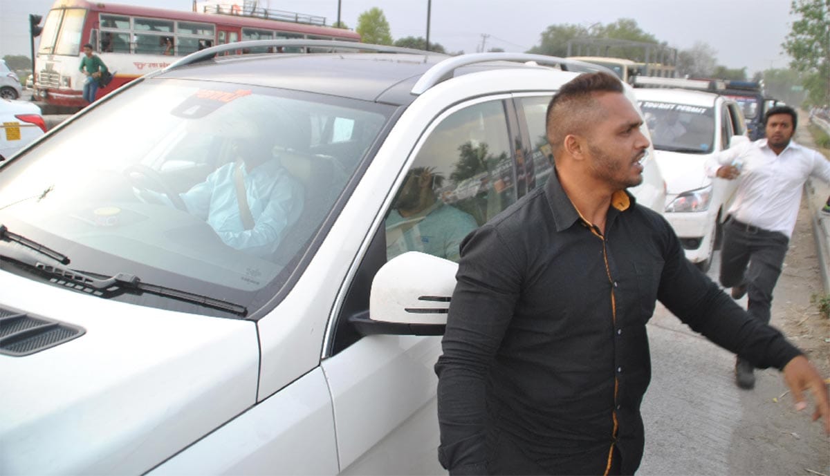 salman khan caught in traffic jam with girlfriend