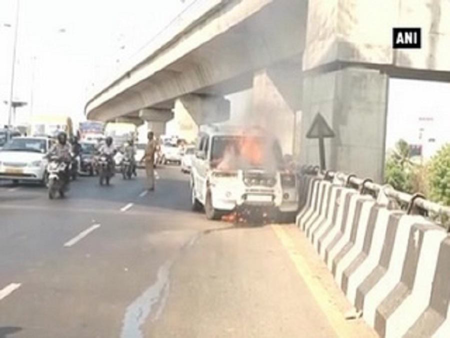 स्कॉर्पियो में लगी आग