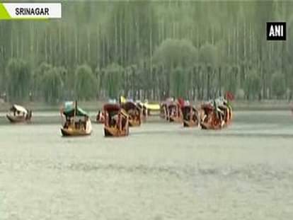 Two-day Shikara festival attracts tourists in Kashmir