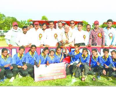Kanosa and Cola Makdoomia won the trophy