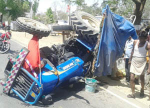 Tractor - trolley overturns two dozen injured