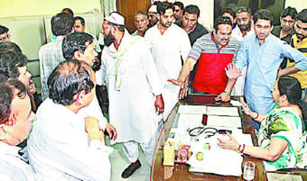 Uproar over the death of the woman, the doctor beaten
