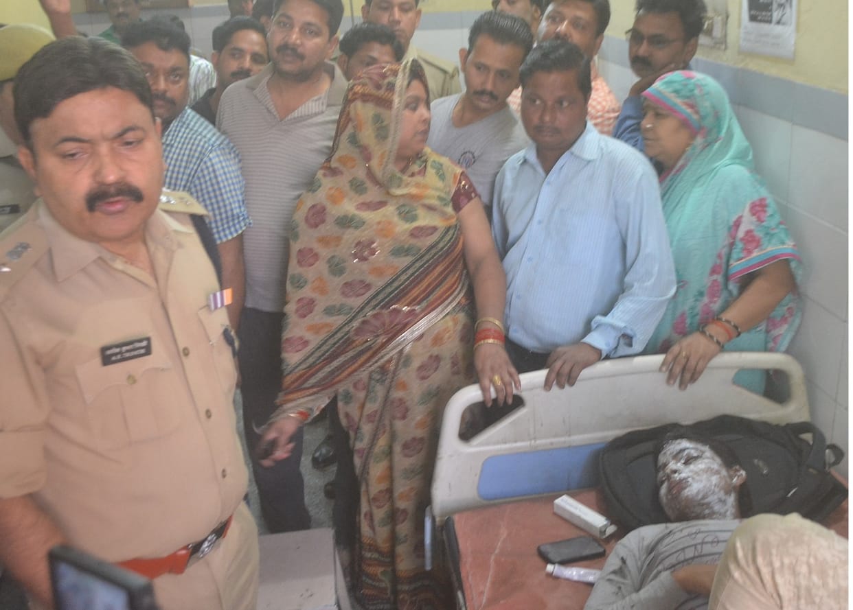 eta mein tyooshan ja rahee chhaatra par tejaab phenka