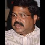 पेट्रोलियम मंत्री धर्मेंद्र प्रधान ने अधिकारियों के साथ की बैठक