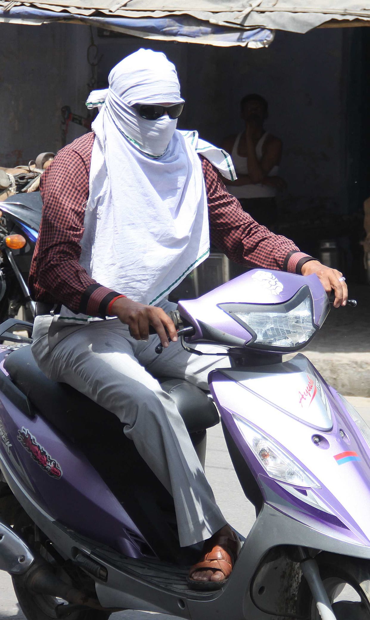 Sweltering afternoon, dusty air The increased hassle passers
