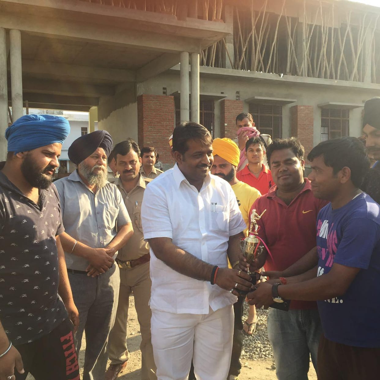 Anil Kumble 's team to capture the trophy IPCL