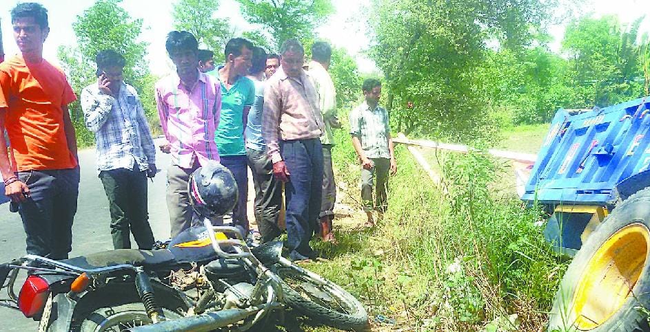 Tractor-trolley to be vulnerable to the death of worker