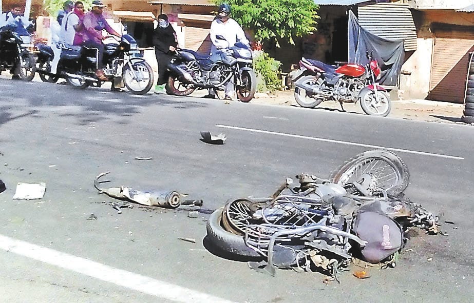 Uncontrolled car scooter clashed, killing couple