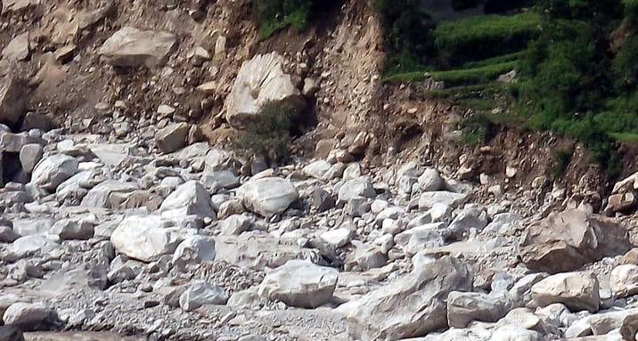 Builders stuck along the Alaknanda threat