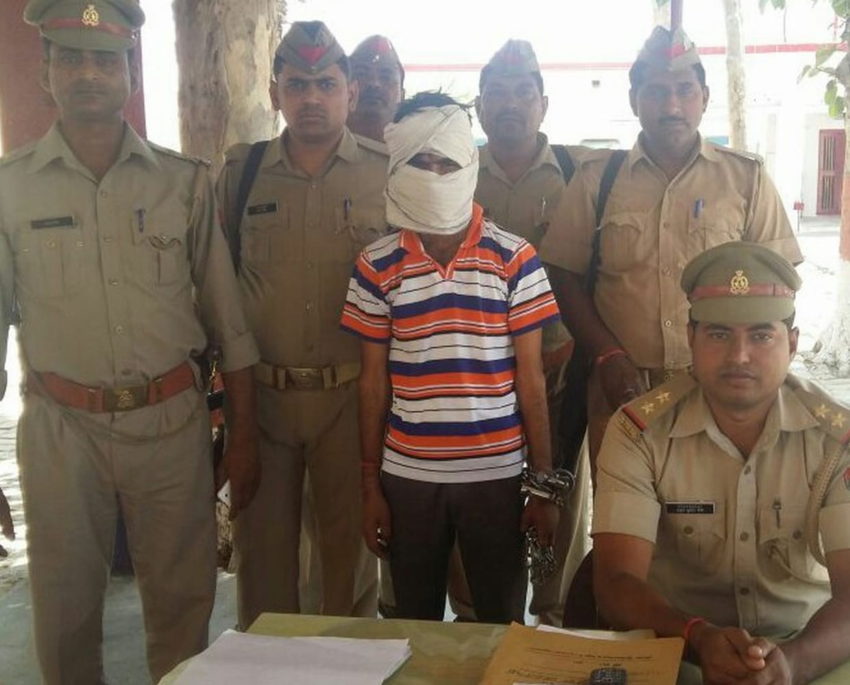 Crooks who robbed the cashier arrested