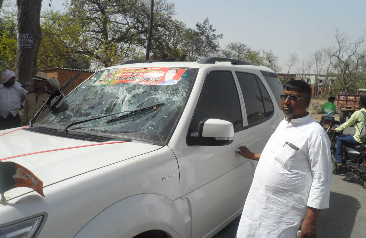 The tree fell on the car of state BJP minister