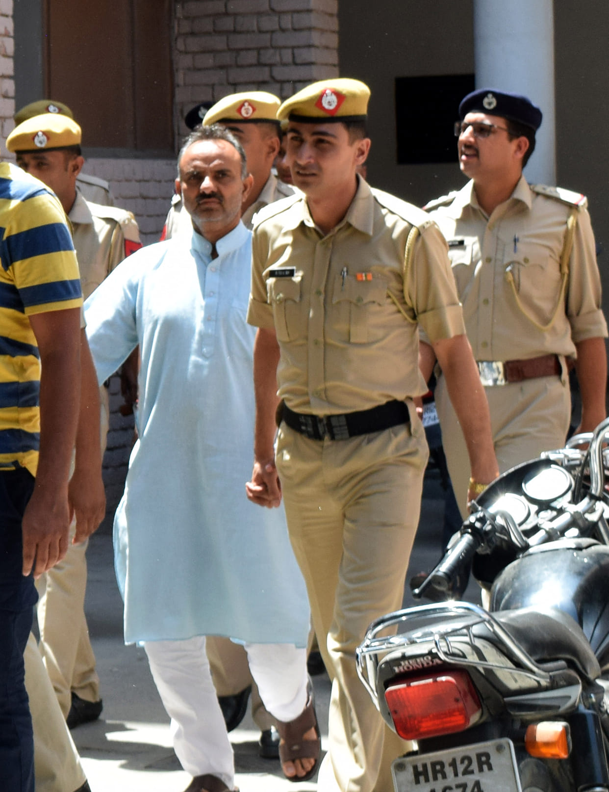 Finance Minister 's mansion celebrated stole the sweet joy