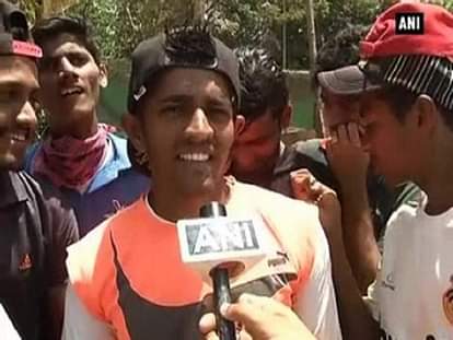 Mumbai: Fans greet Master Blaster on his 43rd birthday
