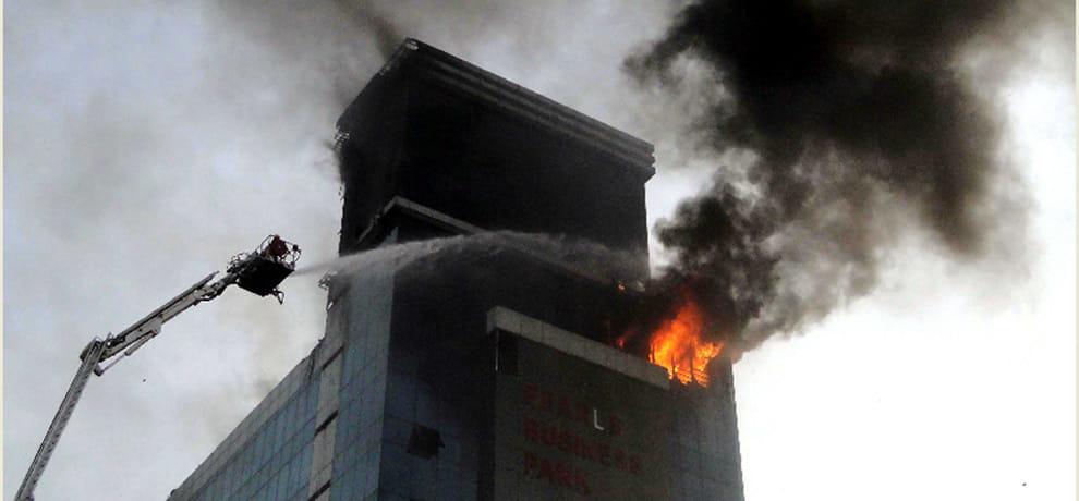 heavy fire in Delhi commercial building