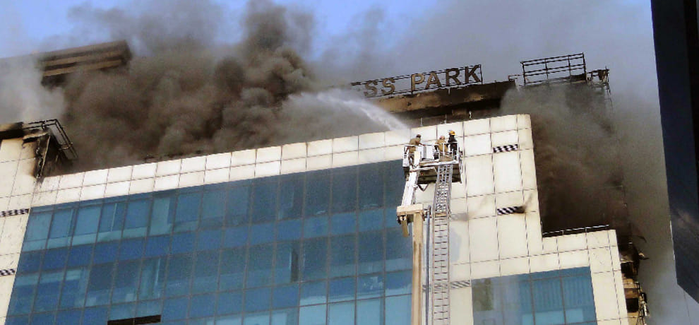 heavy fire in Delhi commercial building