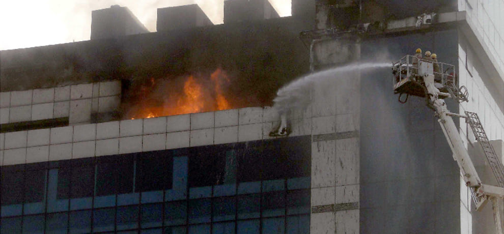 heavy fire in Delhi commercial building